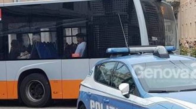 Derubano ragazze sull’autobus: uno arrestato, l’altro denunciato