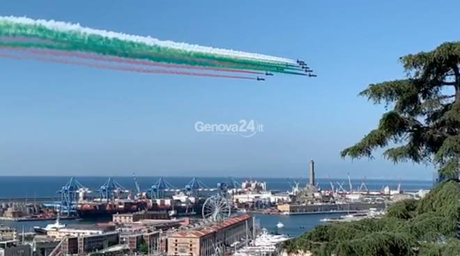 Le Frecce Tricolori colorano il cielo di Genova: lo show per festeggiare la Repubblica
