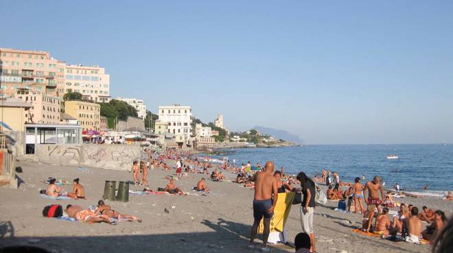 “In Liguria spiagge sempre meno libere o non balneabili”, la denuncia di Legambiente
