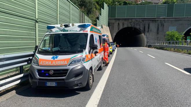 Incidente tra Rapallo e Recco sulla A12: coinvolta un’auto con due persone e un neonato