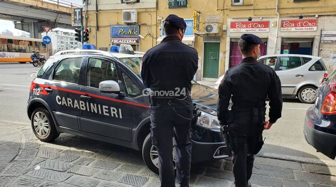 Rapinò il dipendente di una pescheria a Sottoripa: arrestato dai carabinieri