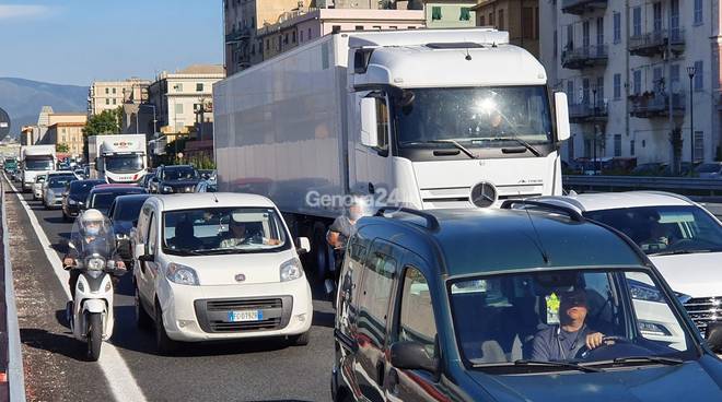 Maxi cantiere in A7, il Comune schiera la polizia locale per evitare la paralisi del traffico