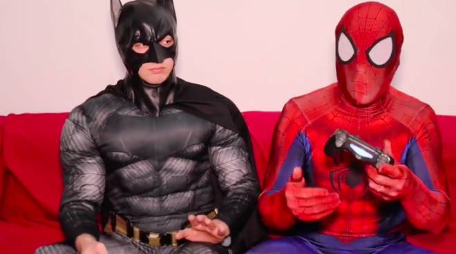 Batman e Spiderman “genovesi”, supereroi comici sui social per aiutare i bimbi del Gaslini